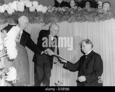 (Dpa file) - Albert Schweitzer (R) è presentato i certificati del premio per la pace del commercio del libro tedesco dal Presidente tedesco Theodor Heuss (L) a Francoforte in Germania Ovest, 16 settembre 1951. Al centro il presidente del commercio del libro tedesco federazione Boersenverein, Josef Knecht. Il philosoph Foto Stock