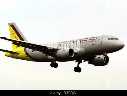 (Dpa) - Un Airbus A319 della tedesca di bilancio " Compagnia aerea germanwings' è in procinto di atterrare all'aeroporto di Colonia/Bonn, Germania, 3 dicembre 2002. Foto Stock