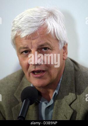 (Dpa) - Jacques Perrin, Francese attore e regista, raffigurato nel corso di una conferenza stampa a Monaco di Baviera il 6 novembre 2002. In serata Perrin sarà aggiudicato il Libro Internazionale Premio Corine 2002 per il suo libro illustrato "LE PEUPLE MIGRATEUR' ('Il viaggio Gli Uccelli"). Quest'anno il premio è stato assegnato a e Foto Stock