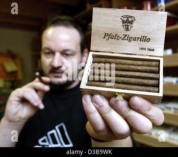 (Dpa) - Il proprietario di un negozio di tabacco a Kaiserslautern, in Germania, mostra il primo "Palatinato Sigaretto', 15 ottobre 2002. Otto anni fa i primi sigari fatti a mano dal Palatinato sono stati introdotti che ora presenta annualmente le cifre relative alle vendite di circa 15.000 pezzi. Una piccola scatola di legno di 10 della nuova CIG di piccole dimensioni Foto Stock