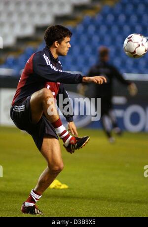 (Dpa) - Bayern il centrocampista Michael Ballack pratiche durante una sessione di formazione in La Coruna, Spagna, 28 ottobre 2002. Il giorno successivo, il calcio tedesco club Bayern Monaco di fronte Deportivo La Coruna in una della Champion League. Foto Stock