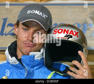 (Dpa) - Tedesco ponticello sci Sven Hannawald presenta il suo nuovo casco durante una conferenza stampa a Neuss, Germania, 28 ottobre 2002. Foto Stock