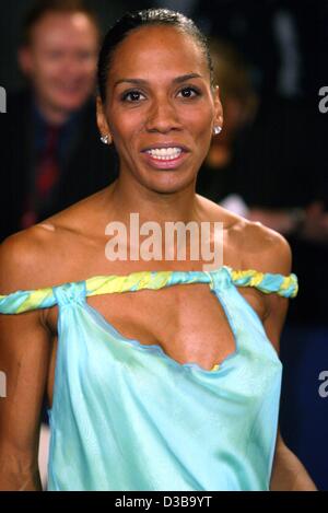 (Dpa) - Barbara Becker, ex-moglie del tedesco della stella del tennis, arriva al Bambi award visualizza nell'Estrel Convention Center di Berlino, 21 novembre 2002. Foto Stock