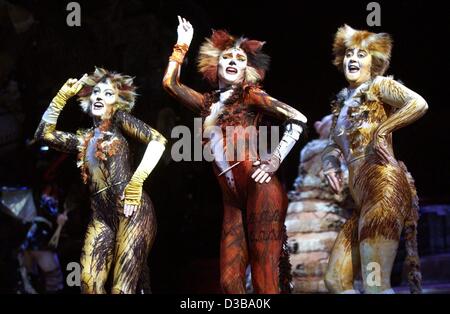 (Dpa) - i gatti dal musical " Gatti " cantare durante una prova generale nel 'il Theater am Potsdamer Platz a Berlino, 11 ottobre 2002. " Gatti " anteprime a Berlino il 20 ottobre. Due decenni dopo la prima mondiale del brano di Andrew Lloyd Webber il musical a Londra, il musical ha venduto più di 50 milioni di euro Foto Stock