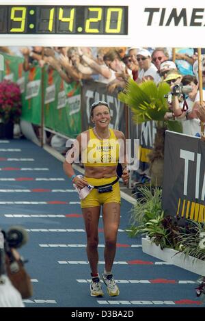(Dpa) - atleta tedesca Nina Kraft arriva secondo al traguardo della donna Ironman Triathlon World Championship in Kailua-Kona, Hawaii, 19 ottobre 2002. Kraft ha completato il corso di 3.8 km di nuoto, 180 km in bicicletta e una maratona in 9 ore, 14 minuti e 24 secondi. Foto Stock