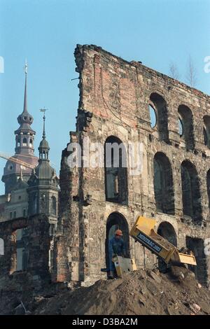 (Dpa file) - Una vista delle rovine del Taschenberg Palais nel centro della città di Dresda, Germania orientale, 21 dicembre 1992. Sulla sinistra le parti del castello di Dresda può essere visto. Il palais, che fu distrutta durante i bombardamenti della II Guerra Mondiale il 13 febbraio 1945, è stata adesso restaurata e serve come ho Foto Stock