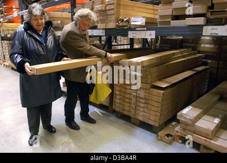 (Dpa) - un giovane è di prelevare un flat-pranzo arredamento-voce dal self-service area del negozio IKEA in Guenthersdorf vicino a Leipzig, 15 novembre 2002. Questo negozio è stato aperto nel 1994, ha 12.300 metri quadrati, e impiega 260 persone. Il Gruppo IKEA possiede 143 negozi in 22 paesi (stato 2001). 30 s Foto Stock