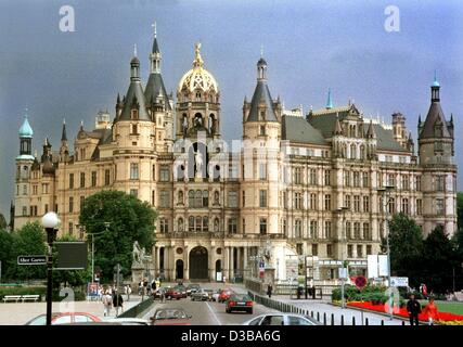 (Dpa file) - Una vista del Castello di Schwerin da Schloss Strasse, a Schwerin, Germania, 4 settembre 2000. Dopo diversi anni di restauro, il castello è sede del parlamento regionale dello stato del meclemburgopomerania occidentale dal 1990. Il castello, situato sulle rive del Schweri Foto Stock