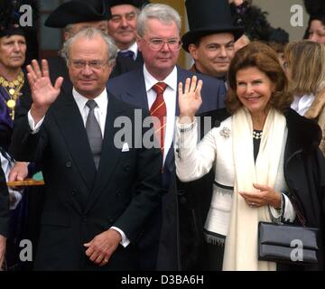 (Dpa) - il re svedese Carl XVI. Gustaf e sua moglie Regina Silvia sventolassero al pubblico durante la loro visita a Gotha, Germania, 16 ottobre 2002. Alle spalle del giovane è l'host dell'incontro di famiglia, il principe Andréj di Saxonia-Coburg e Gotha. È la prima volta Re Carl Gustaf visiti la birthpl Foto Stock