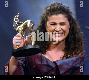 (Dpa) - Italiano cantante soprano Cecilia Bartoli jubilates come ella mostra il Bambi award ha vinto nella categoria "Musica Classica" presso il Bambi award visualizza nell'Estrel Convention Center di Berlino, 21 novembre 2002. Circa mille invitati hanno partecipato alla 54th Bambi entertainment cerimonia di premiazione, whi Foto Stock