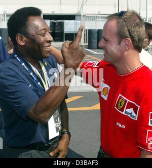 (Dpa) - Brasiliano pilota di Formula Uno Rubens Barrichello (R) Chat con calcio brasiliano Pelè star sul racing corte a Suzuka, in Giappone, 12 ottobre 2002. Foto Stock