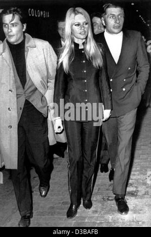 (Dpa file) - L'industriale svizzero erede, playboy e il fotografo Gunter Sachs (R) passeggiate per le strade con la sua allora moglie Brigitte Bardot e l'attore francese Alain Delon, in Roma, Italia (filer non datato). Il pronipote di Adam Opel celebrerà il suo settantesimo compleanno il 14 novembre 2002. In t Foto Stock