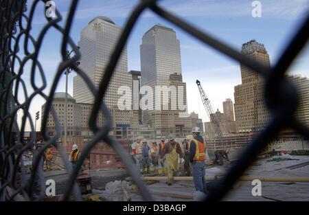 (Dpa) - lavoratori edili dietro un recinto di continuare il loro lavoro presso il sito di Ground Zero a New York, 16 ottobre 2002. Per le famiglie Ground Zero, che ospita i resti delle circa 2800 vittime perso nell'attacco terroristico dell'11 settembre 2001, è un suolo sacro. Per la leasers e turismo offic Foto Stock