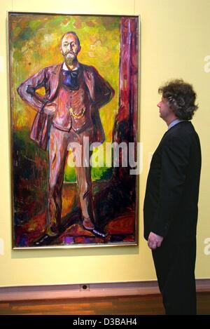 (Dpa) - Thomas Kellein, direttore della galleria d'arte Kunsthalle Bielefeld, guarda un dipinto di Edvard Munch (1863-1944), a Bielefeld, Germania, 21 novembre 2002. Dipinti dell'artista norvegese saranno esposte in Bielefeld fino al 16 febbraio 2003. Foto Stock