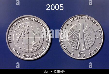 (Dpa) - i due lati della medaglia commemorativa "C alcio World Cup 2006' che sarà rilasciato nel 2005, raffigurato in Berlino, 15 novembre 2002. Uno commemorativo per 10 Euro World Cup moneta sarà rilasciato ogni anno fino al 2006 quando la prossima Coppa del Mondo si svolgerà in Germania. Foto Stock