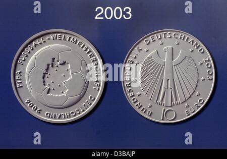 (Dpa) - i due lati della medaglia commemorativa "C alcio World Cup 2006' che sarà rilasciato in 2003, raffigurato in Berlino, 15 novembre 2002. Uno commemorativo per 10 Euro World Cup moneta sarà rilasciato ogni anno fino al 2006 quando la prossima Coppa del Mondo si svolgerà in Germania. Foto Stock