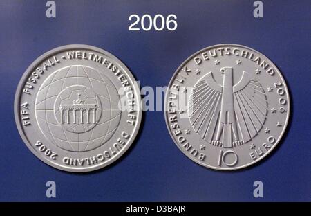 (Dpa) - i due lati della medaglia commemorativa "C alcio World Cup 2006' che sarà rilasciato in 2006, raffigurato in Berlino, 15 novembre 2002. Uno commemorativo per 10 Euro World Cup moneta sarà rilasciato ogni anno fino al 2006 quando la prossima Coppa del Mondo si svolgerà in Germania. Foto Stock