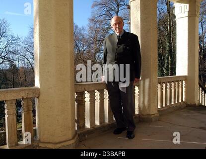 (Dpa) - Otto von Habsburg pone nel patio della sua villa a Poecking, Baviera, 13 novembre 2002. Il figlio più anziano dell'ultimo imperatore d'Austria festeggia il suo novantesimo compleanno il 20 novembre 2002. Fino a quando la sua rinuncia ufficiale nel 1961 era stato aspirante al trono dell'imperatore austriaco e ungherese Foto Stock