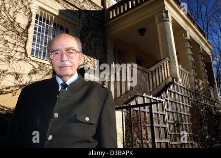 (Dpa) - Otto von Habsburg pone di fronte la sua villa a Poecking, Baviera, 13 novembre 2002. Il figlio più anziano dell'ultimo imperatore d'Austria festeggia il suo novantesimo compleanno il 20 novembre 2002. Fino a quando la sua rinuncia ufficiale nel 1961 era stato aspirante al trono dell'imperatore austriaco e re ungherese Foto Stock