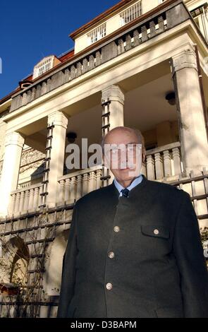 (Dpa) - Otto von Habsburg pone di fronte la sua villa a Poecking, Baviera, 13 novembre 2002. Il figlio più anziano dell'ultimo imperatore d'Austria festeggia il suo novantesimo compleanno il 20 novembre 2002. Fino a quando la sua rinuncia ufficiale nel 1961 era stato aspirante al trono dell'imperatore austriaco e re ungherese Foto Stock