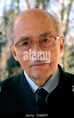 (Dpa) - Otto von Habsburg, raffigurato al di fuori della sua villa a Poecking, Baviera, 13 novembre 2002. Il figlio più anziano dell'ultimo imperatore d'Austria festeggia il suo novantesimo compleanno il 20 novembre 2002. Fino a quando la sua rinuncia ufficiale nel 1961 era stato aspirante al trono dell'imperatore austriaco e re ungherese Foto Stock