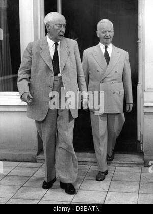 (Dpa) file - il neo eletto Presidente tedesco Heinrich Luebke e il suo predecessore Theodor Heuss (L) nella foto di fronte alla Villa Hammerschmidt di Bonn, Germania Ovest, 11 luglio 1959. Luebke, è stato eletto il 1 luglio e ha prestato giuramento il 15 settembre. Nato il 14 ottobre 1894 in Enkhausen, Reich tedesco, Luebke b Foto Stock