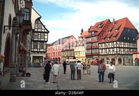 (Dpa file) - Una vista sulla piazza del mercato nella città vecchia di Quedlinburg, Germania, 5 luglio 2002. La storica città vecchia di Quedlinburg è stato aggiunto alla lista del Patrimonio Mondiale UNESCO nel 1994. Foto Stock