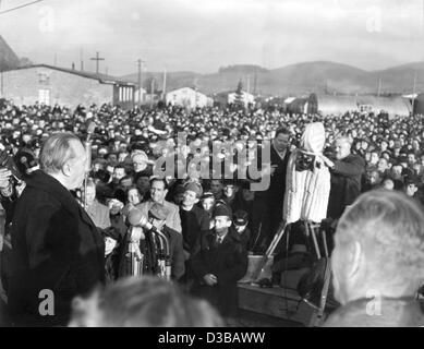 (Dpa file) - il Cancelliere tedesco Konrad Adenauer offre un discorso di benvenuto l'ultimo gruppo di mille homecomers arrivando nel campo in Friedland, Germania Ovest, 2 gennaio 1954. Friedland, situato vicino a dove i confini degli Stati Uniti, i britannici e la zona di occupazione sovietica ha incontrato, servita come tran Foto Stock