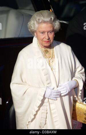 (Dpa) - La Regina Elisabetta II arriva in corrispondenza della prima mondiale del nuovo film di James Bond 'Die un altro giorno' a Londra, 18 novembre 2002. La premiere ha preso parte al Royal Albert Hall ed era frequentato da una schiera di stelle e la regina. Foto Stock