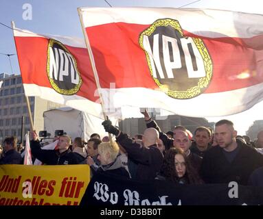 (Dpa) - i sostenitori del neo fascista (NPD tedesco Partito Nazionale) stanno prendendo parte a una manifestazione contro la nuova Wehrmacht mostra a Berlino, 1 dicembre 2001. Con 3.300 partecipanti questo è stato il più grande estremista di destra nel rally di Berlino dalla Seconda Guerra Mondiale. 4.500 persone riunite il contatore Foto Stock