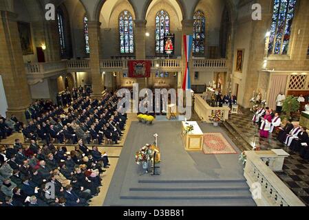 (Dpa) - Più di mille persone in lutto si riuniscono nella cattedrale di Notre Dame a Lussemburgo per un memoriale di servizio per le vittime della Luxair incidente aereo, Lussemburgo, 10 novembre 2002. Venti persone sono morte quando un piano Luxair da Berlino si è bloccato mentre si avvicina al aeroporto di Lussemburgo nella fitta nebbia 6 Novembre 200 Foto Stock