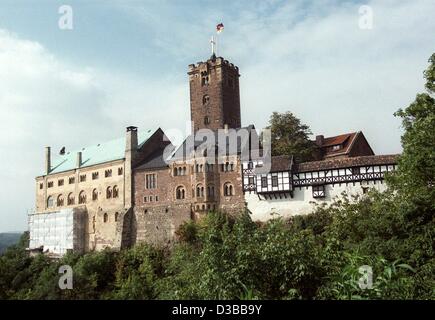 (Dpa file) - Una vista del Castello di Wartburg si trova sopra la città di Eisenach, Germania, 6 settembre 2000. Anche se ha conservato alcune sezioni originali del periodo feudale, acquistò la sua forma durante il XIX secolo la ricostituzione. Fu durante il suo esilio al castello di Wartburg che Martin Lutero tr Foto Stock