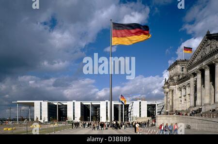 (Dpa file) - Una vista della Paul-Loebe-Haus che sorge nei pressi del Parlamento (R) e cancelleria è raffigurato in Berlino, 11 ottobre 2001. L'edificio, chiamato dopo l'ultimo presidente del parlamento tedesco prima di Hitler è arrivato al potere, è una delle tre grandi edifici adiacenti tenendo gli uffici di pa Foto Stock