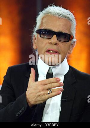 (Dpa) - stilista Karl Lagerfeld gesti durante il tedesco TV show "Wetten Dass...?" (bet che...?), a Duesseldorf in Germania, 9 novembre 2002. Foto Stock