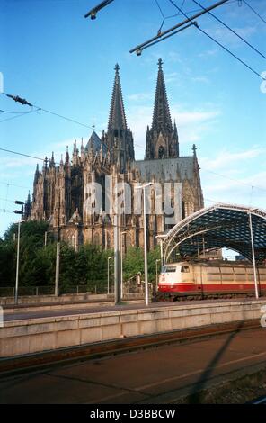 (Dpa file) - Una vista generale della Cattedrale di Colonia, 1994. In primo piano la stazione ferroviaria centrale. Edificio della cattedrale gotica iniziata nel 1248 e fu terminato solo nel 1880. In Germania la più grande cattedrale, la grande basilica ha una durata di cinque navata e tre navate con transetto. Esso hous Foto Stock