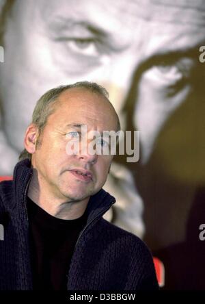 (Dpa) - musicista britannico Mark Knopfler raffigurato nella parte anteriore di una grande fotografia di se stesso nel corso di una conferenza stampa a Amburgo, 6 novembre 2002. L'ex capo del 'dire stretto' ha introdotto il suo nuovo album "Ragpicker's Dream". Knopfler giocheranno diversi concerti in Germania nel 2003. Foto Stock