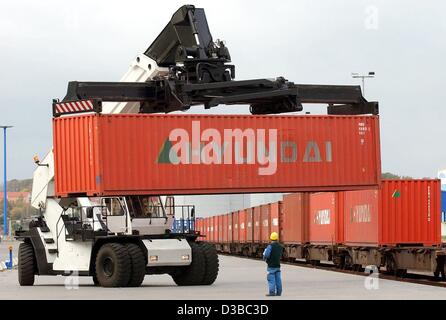 (Dpa) - un contenitore di treno è caricato al porto di mare a Wismar, Germania, 17 ottobre 2002. Dal mese di luglio il contenitore navetta 'Baltic Treno' commuta una volta a settimana da Wismar ad Amburgo. Foto Stock