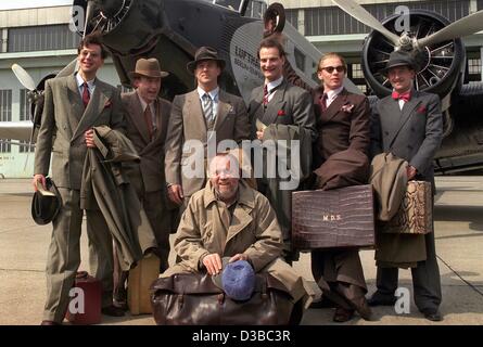 (Dpa file) - Tedesco film del regista Joseph Vilsmaier (anteriore) pone con il suo cast, (L-R:) Kai Wiesinger, Ulrich Noethen, Heino Ferch Heinrich Schafmeister, Ben Becker e Max Tidof alias "Comedian Harmonists" sul set del film presso l'aeroporto di Berlino, 24 aprile 1997. Il film è basato su th Foto Stock