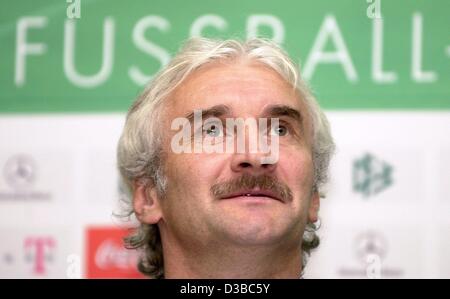(Dpa) - Rudi Voeller, allenatore della nazionale tedesca di calcio, raffigurato in una conferenza stampa a Neu-Isenburg, Germania, 9 ottobre 2002. Foto Stock