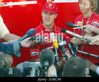 (Dpa) - tedesco di formula one champion Michael Schumacher rilascia interviste in vista del Gran Premio del Giappone a Suzuka, in Giappone, 10 ottobre 2002. Foto Stock