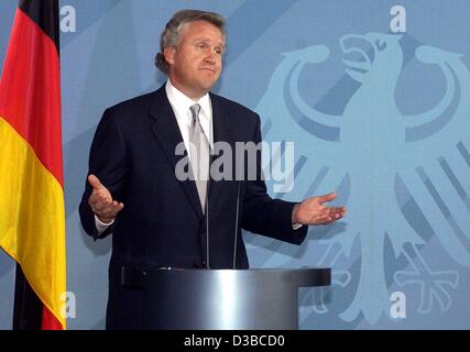 (Dpa) - Jeffrey R. Immelt, presidente del consiglio di amministrazione della società statunitense General Electric, parla nel corso di una conferenza stampa a Berlino, 23 ottobre 2002. Immelt ha annunciato che la General Electric sarà istituito un 60 milioni di dollari di centro di ricerca per la tecnologia energetica a Garching nei pressi di Monaco di Baviera. Foto Stock