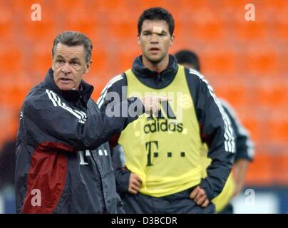 (Dpa) - Bayern Soccer dell'allenatore Ottmar Hitzfeld (L) dirige i suoi giocatori durante un corso di formazione in Italia, a Milano, 22 ottobre 2002. Sulla destra centrocampista Michael Ballack. Il 23 ottobre il club tedesco FC Bayern Muenchen fronte AC Milano in una partita della UEFA Champions League. Milano ha vinto 2:1. Foto Stock