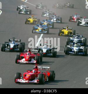 (Dpa) - tedesco di formula one champion Michael Schumacher (anteriore) porta durante il Gran Premio del Giappone sul racing corte a Suzuka, in Giappone, 13 ottobre 2002. Schumacher finisce per primo, seguito dal suo compagno di squadra Ferrari Rubens Barrichello. Foto Stock