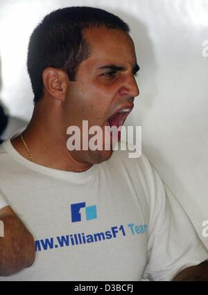 (Dpa) - colombiano di pilota di Formula Uno Juan Pablo Montoya (BMW-Williams) sbadigli sulla corte racing a Suzuka, in Giappone, 12 ottobre 2002. Foto Stock