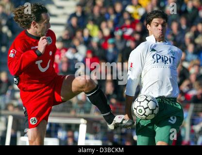 (Dpa) - Hannover il centrocampista Nebojsa Krupnikovic dalla Iugoslavia (L) combatte per la palla con Brema in avanti di Angelos Charisteas dalla Grecia durante la Bundesliga partita di Calcio Hannover 96 contro il Werder Brema in Hannover, Germania, 19 ottobre 2002. La partita si è conclusa in un 4:4 tie. Foto Stock