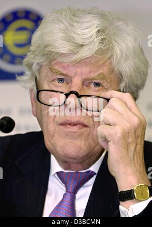 (Dpa) - Wim Duisenberg, Presidente della Banca centrale europea (BCE), i gesti durante una conferenza stampa a Francoforte, 10 ottobre 2002. Foto Stock