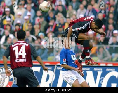 (Dpa) - Bayern del riscontro peruviano Claudio Pizarro (L) e il suo compagno di squadra brasiliano Giovane Elber (R) lotta per la palla con il Bochum il defender Thomas Reis (C) durante la Bundesliga partita FC Bayern Monaco contro il VfL Bochum a Monaco di Baviera il 5 ottobre 2002. Monaco di Baviera vince 4:1 e quindi rimane in cima Foto Stock