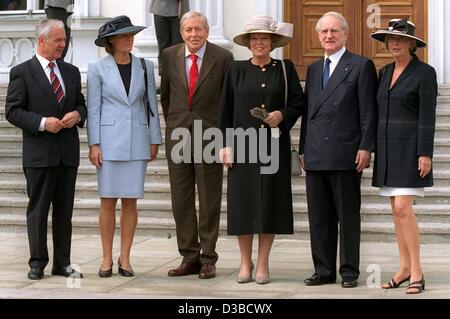 (Dpa) file - Il Principe Claus e (3° da L) Queen Beatrix (2a da R) dei Paesi Bassi pongono con il Presidente tedesco Johannes Rau (2a da R) e sua moglie Christina (2a da L) e Manfred Stolpe (L), Premier Ministro dello stato di Brandeburgo e sua moglie Ingrid (R) durante il loro un giorno di visita Foto Stock