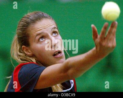 (Dpa) - della Germania dell'Anca BARNA lancia la palla per servire durante l'ottava partita finale del XIII International Sparkassen Cup torneo WTA a Leipzig, Germania, 25 settembre 2002. Foto Stock