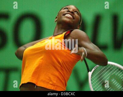 (Dpa) - Noi Serena Williams restituisce un smash durante un allenamento in vista del XIII International Sparkassen Cup torneo WTA a Leipzig, Germania, 25 settembre 2002. Foto Stock